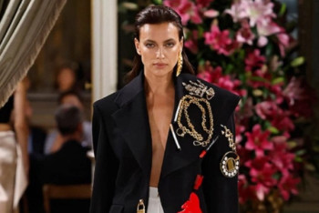 Фотография к новости: Супермодель Ирина Шейк прошлась по подиуму в мужских трусах и без бюстгальтера