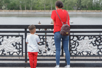 Фотография к новости: Ребёнок бился головой об стену и не спал ночами. Истории приёмных родителей в Казахстане