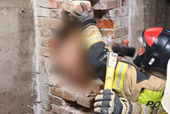 Обнажённый мужчина застрял в дымоходе гаража