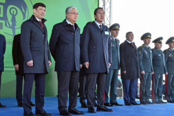 Фотография к новости: Президент Казахстана побывал на производстве колёсной бронетехники