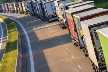 Грузовики с зерном сутками стоят в очередях в Костанайской области