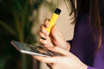 Почти 2 тысячи электронных сигарет и вейпов изъяли у предпринимателя в ВКО