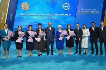 Токаев наградил педагогов за вклад в развитие Казахстана