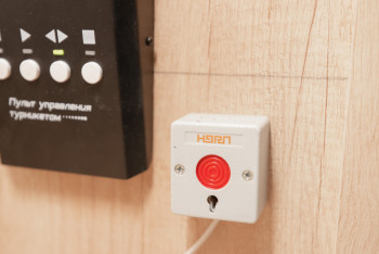 Школьным охранникам урезали зарплату на 20 тысяч тенге