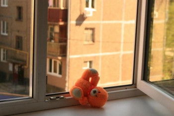 3-летний ребёнок выпал из окна 4 этажа в Шымкенте