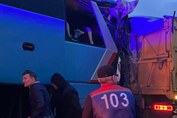 Автобус и грузовик столкнулись на трассе в Костанайской области