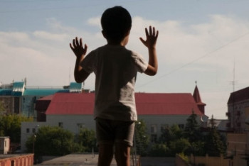 Ребёнок выпал из окна третьего этажа в Караганде