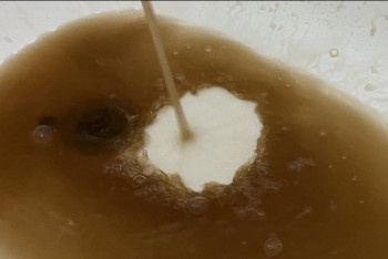 На грязную воду из крана жалуются жители Актау