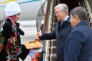 Фотография к новости: Как встретили прибывшего с рабочим визитом Касым-Жомарта Токаева  в Бишкеке