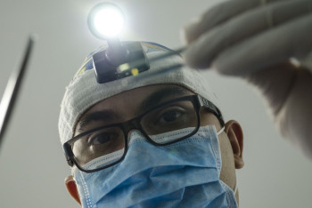 Фотография к новости: Нападения на врачей: почему медики оказались незащищены