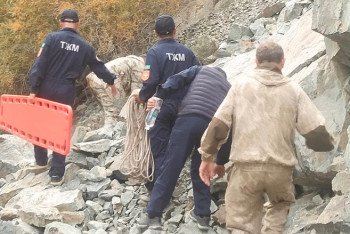 Фотография к новости: В области Жетысу рыбак упал с высокого обрыва и повредил спину