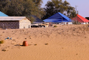Песком заносит село в Актюбинской области