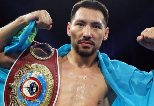 Фотография к новости: Жанибек Алимханулы отправил соперника в нокаут и завладел новым поясом IBF