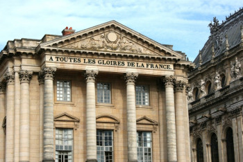 Вслед за Лувром во Франции эвакуировали Версальский дворец и Лионский вокзал