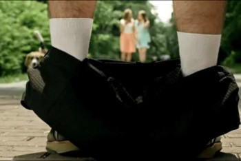 Мужчина со спущенными штанами снимал на видео детей и задавал неприличные вопросы