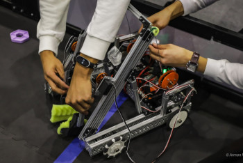 Фотография к новости: Обладают гибким мышлением и не видят нерешаемых задач: казахстанские дети за пару часов могут собрать робота