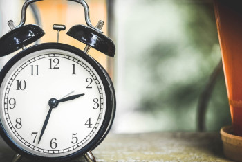 Причину ускорения времени с возрастом назвали психологи