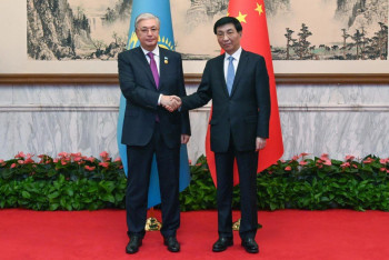 Фотография к новости: Токаев встретился с председателем высшего совещательного органа Китая