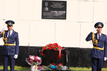 Мемориальную доску в честь погибшего в горах пожарного установили в Алматы