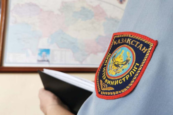 Двое молодых людей угнали трактор, чтобы покататься в Карагандинской области