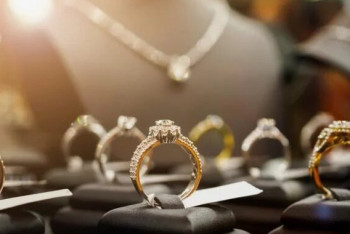 Украшения на 57 млн тенге хотела провезти женщина в Казахстан