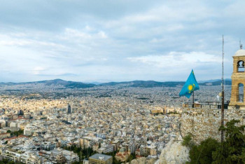 Флаг Казахстана установили на самой высокой точке в Афинах