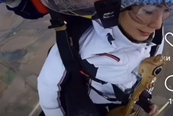 Казахстанка прыгнула с  парашютом и сыграла на кобызе в небе