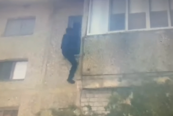 Фотография к новости: В Атырау мужчина назло жене пытался прыгнуть с пятого этажа