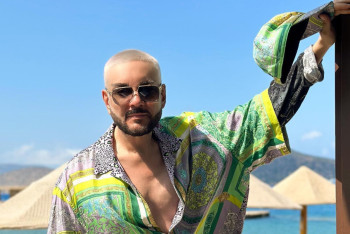 Фотография к новости: Филипп Киркоров показал свою "гастрольную жену"