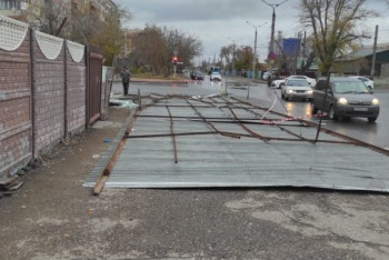 Фотография к новости: Ветер сорвал навес с рынка в Павлодаре