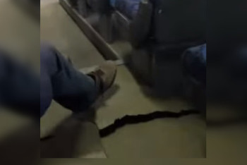 Треснутый пол в маршрутном автобусе сняли на видео пассажиры