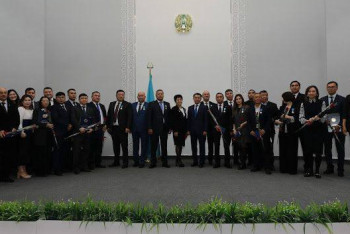 Фотография к новости: Экипаж, эвакуировавший казахстанцев из Израиля, наградили в Астане