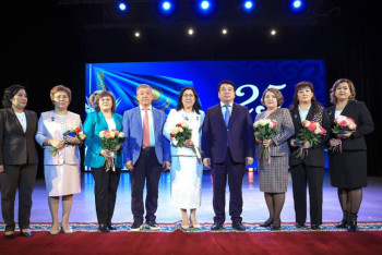 Работников системы образования наградили ко Дню Республики