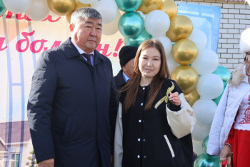 Ключи от новых квартир вручили очередникам в области Абай ко Дню Республики