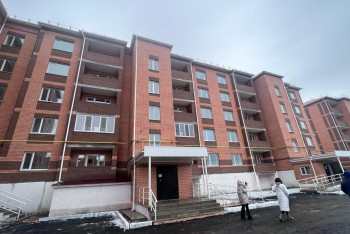 Фотография к новости: Шашу и шок: в Кокшетау раздали квартиры без света, с сыростью и трещинами на стенах