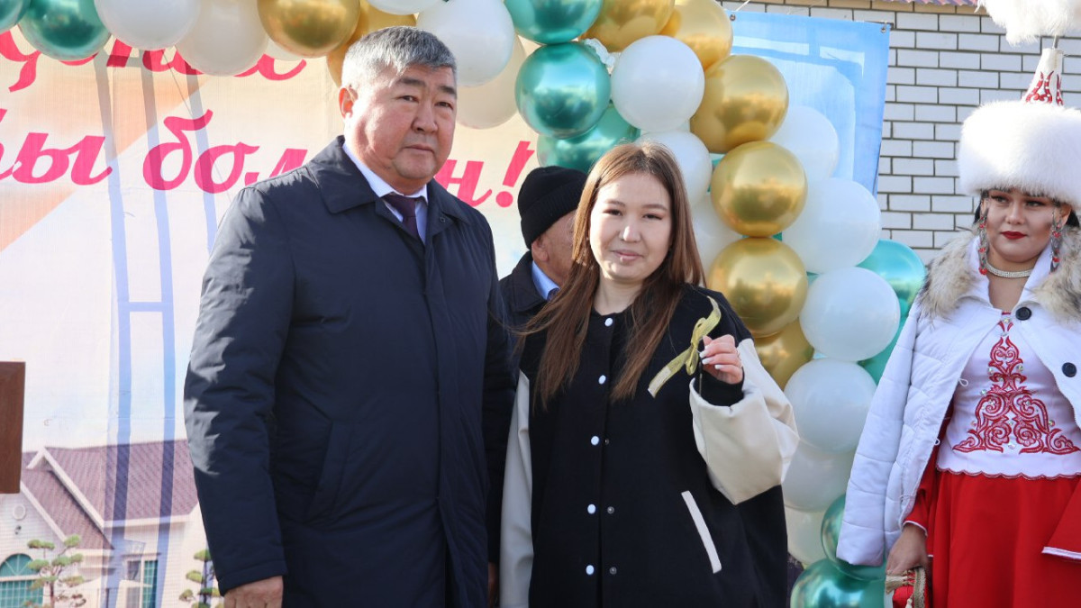 Ключи от новых квартир вручили очередникам в области Абай ко Дню Республики