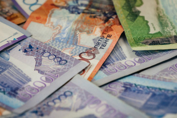 Три года колонии получил чиновник за взятку в 300 тысяч тенге в Шымкенте