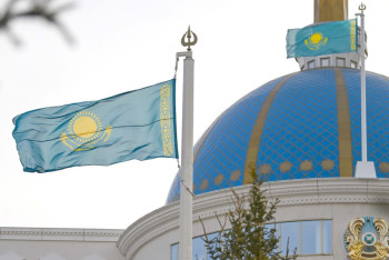 Фотография к новости: Флаг Казахстана торжественно подняли перед резиденцией "Акорда"