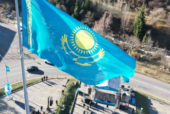 Сорокаметровый флаг Казахстана подняли над Медеу