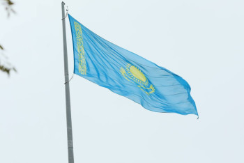 Казахстанский флаг торжественно подняли в центральном парке Актобе