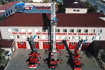 Фотография к новости: Флаги на пожарных лестницах: спасатели Мангистау запустили флеш-моб в честь Дня Республики