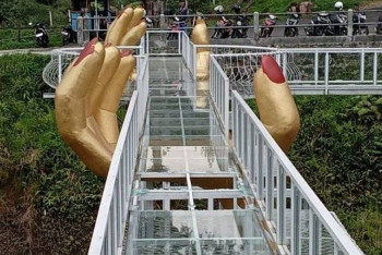 В Индонезии при обрушении стеклянного моста погибла туристка