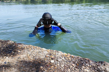 Фотография к новости: Житель Семея в одиночку изучает дно Иртыша и спасает утопающих