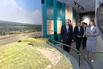 Археологические артефакты и этнографические реликвии показали Токаеву в музее Уштобе