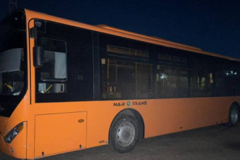 В Экибастузе автобус сбил женщину на остановке и уехал