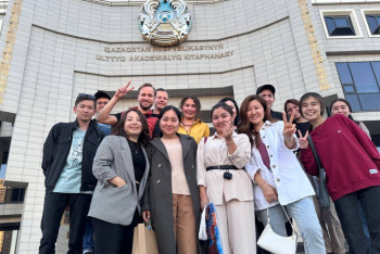 Фотография к новости: Преодолеваем стеснение и начинаем говорить - люди разных национальностей учат казахский в разговорном клубе