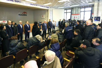 Фотография к новости: Президент Казахстана встретился с родными погибших горняков