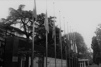 В Секретариате ШОС приспустили флаги