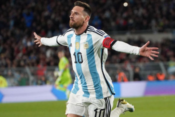 Месси в восьмой раз стал обладателем "Золотого мяча"