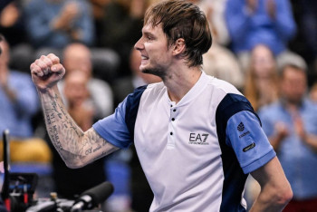 Александр Бублик обыграл 14-ю ракетку мира в Париже